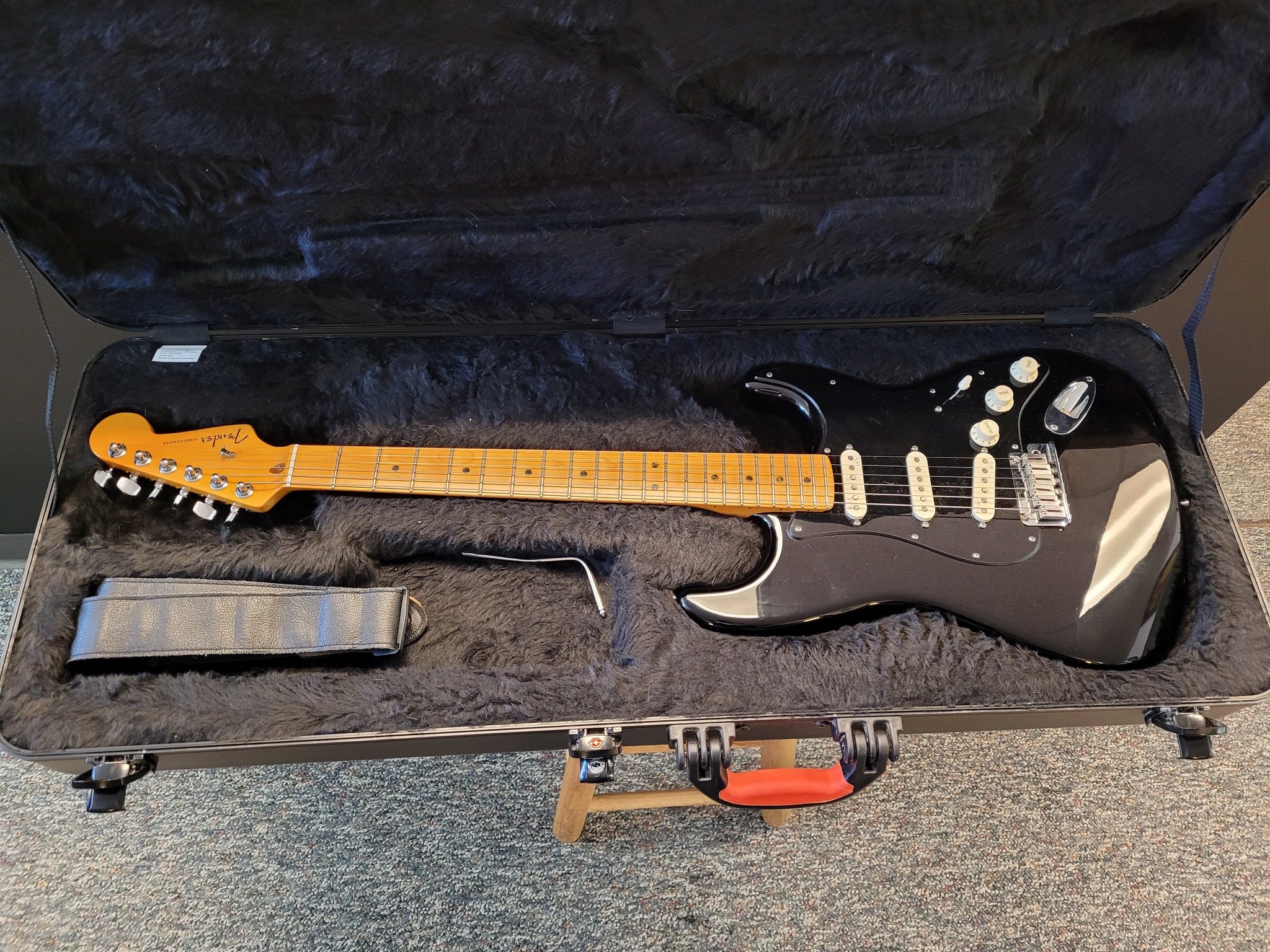 Spotlight: 2013 Fender American Deluxe Stratocaster – Trojan City
